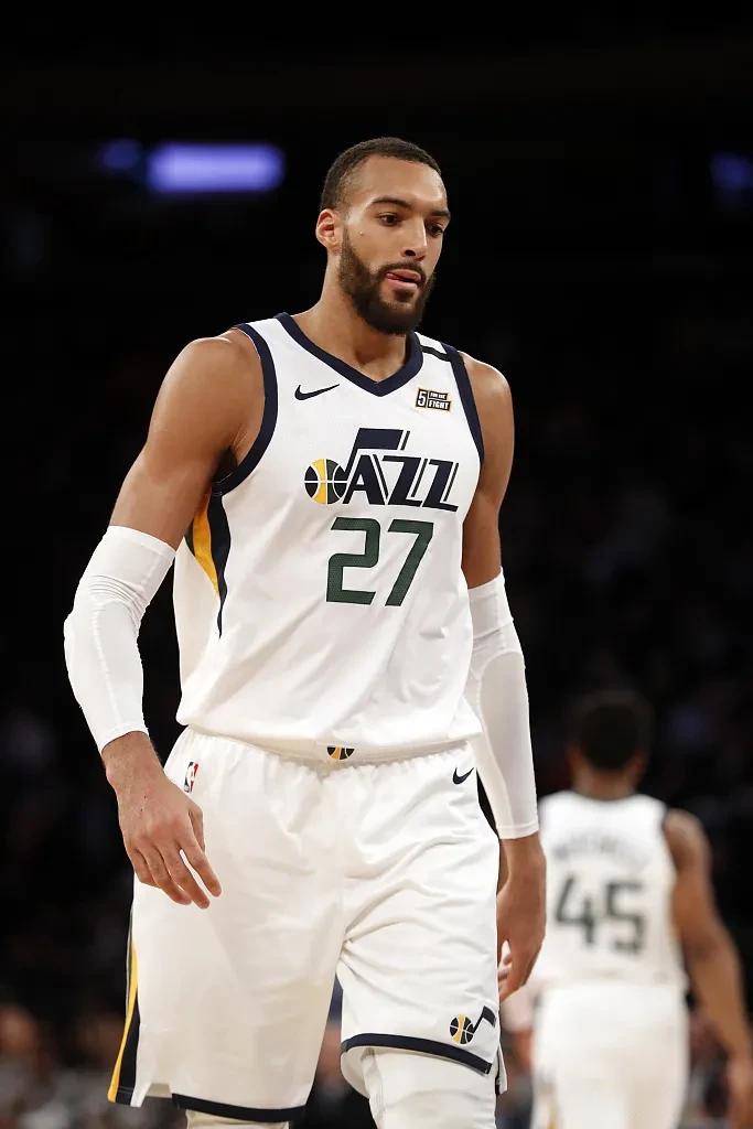 勇士轻取猛龙,戈贝尔三分雨点燃全场 勇士轻取猛龙,戈贝尔三分雨点燃全场