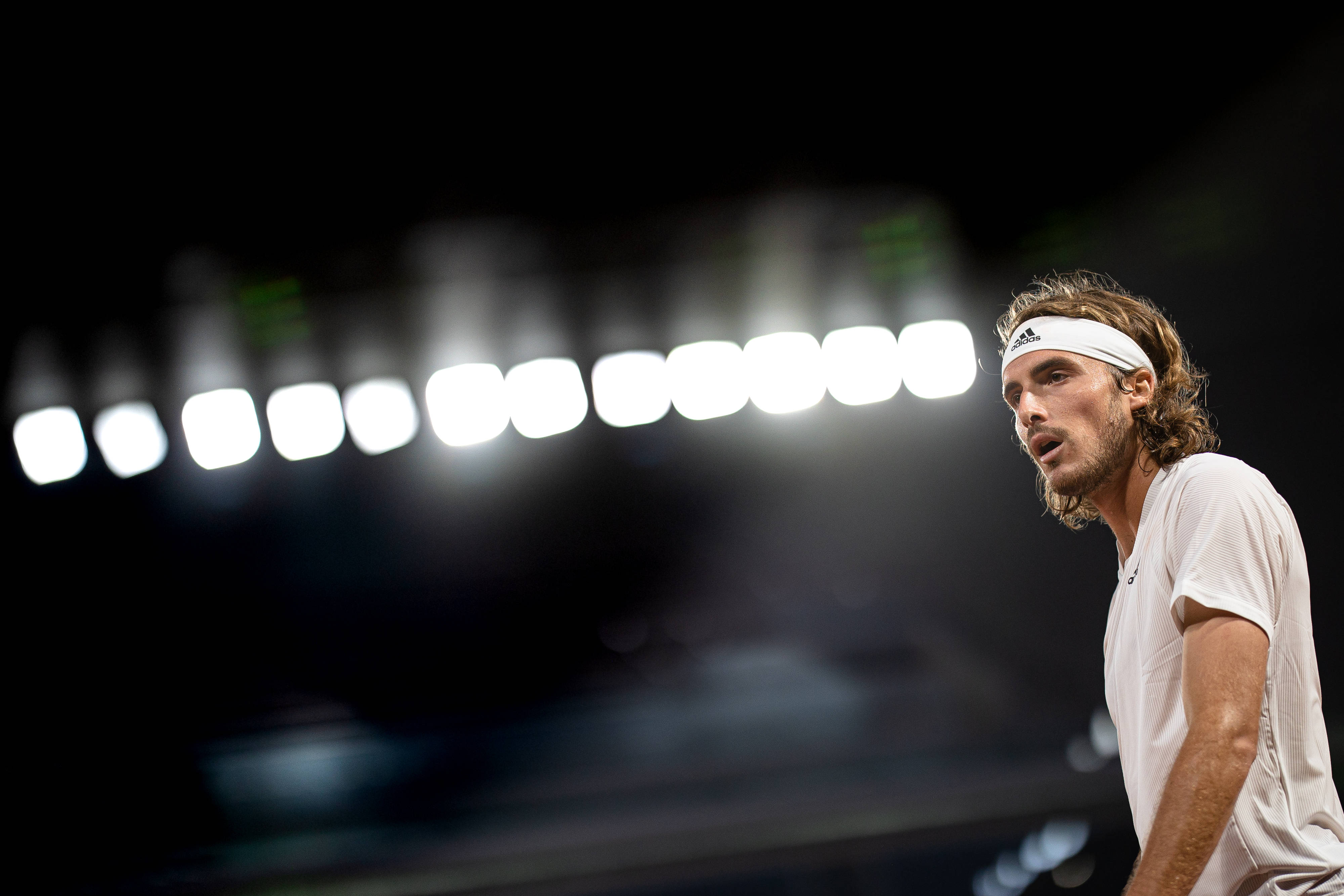 包含德国网球队血洗英国网球队，西西帕斯爆发神勇的词条