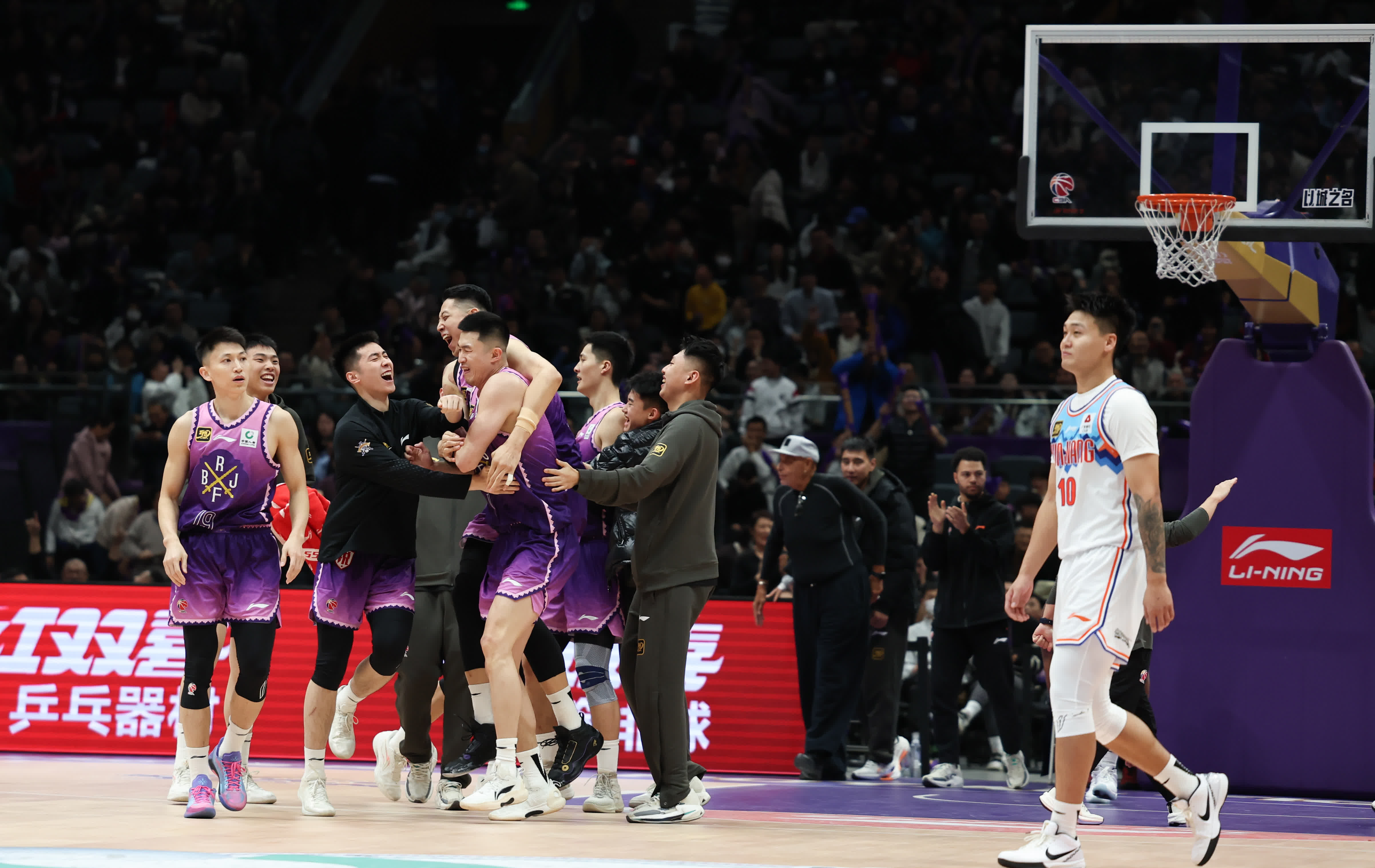 包含一场CBA比赛点燃了全场气氛的词条