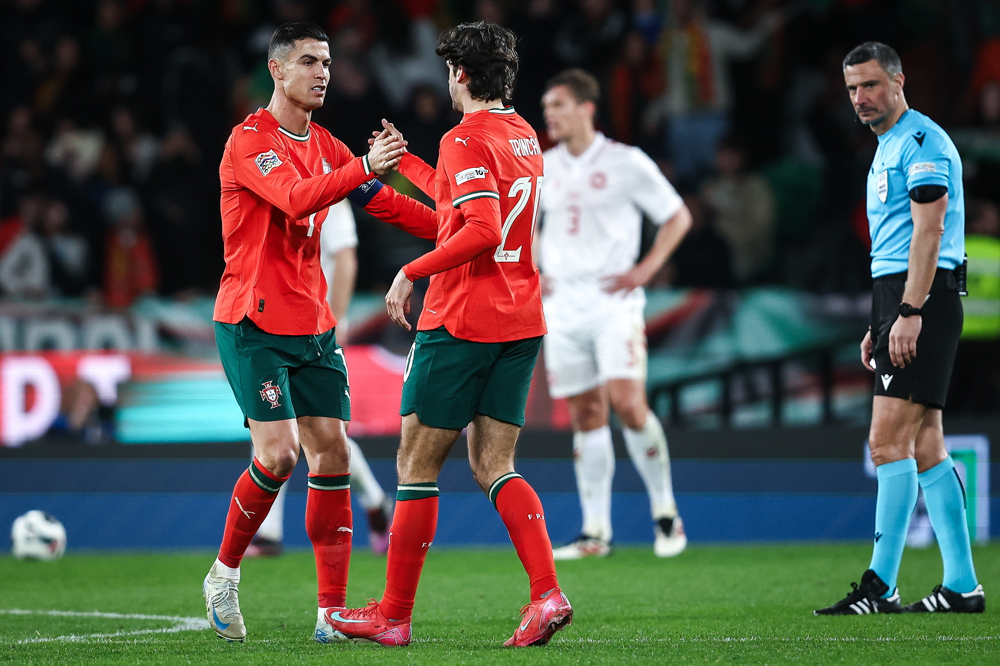 包含奥地利队逆转挑战瑞典，晋级欧国联半决赛的词条