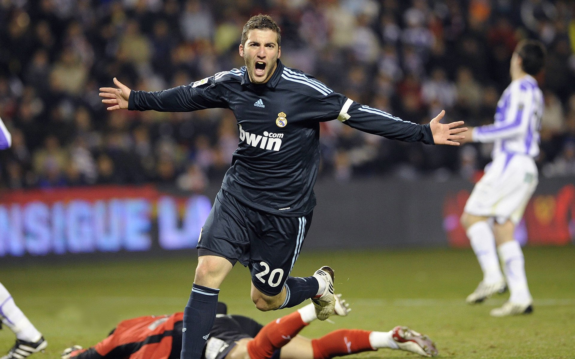 那不勒斯淘汰阿尔及利亚,阿坎吉成为关键先生